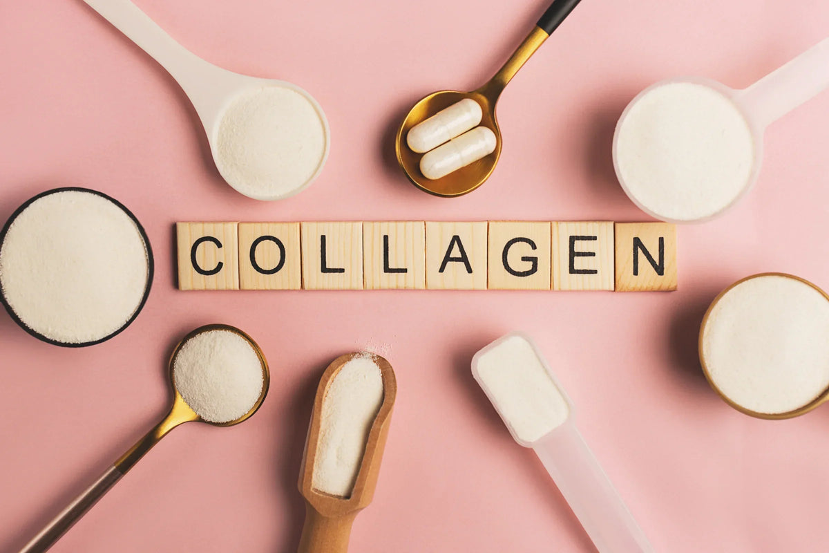 Bokstäverna COLLAGEN omgivna av kapslar och tabletter